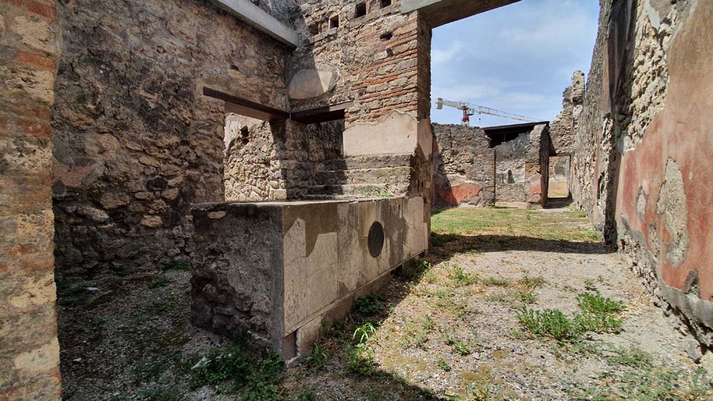 VII.15.5 Pompeii. August 2021. Looking north from entrance doorway.
Foto Annette Haug, ERC Grant 681269 DÉCOR.