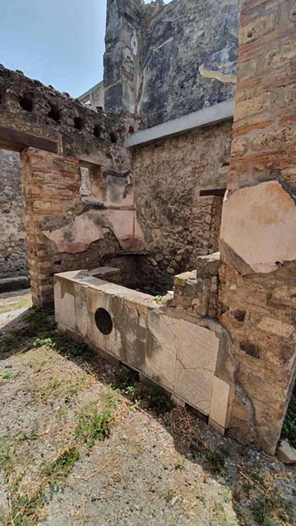 VII.15.5 Pompeii. August 2021. Looking south-west across counter in bar-room.
Foto Annette Haug, ERC Grant 681269 DÉCOR.