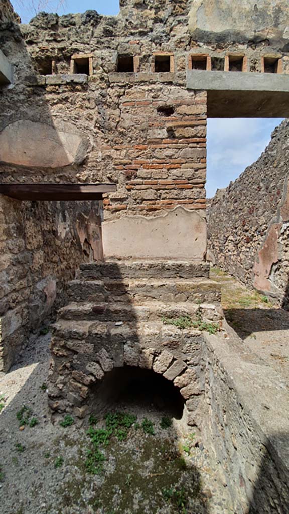 VII.15.5 Pompeii. August 2021.
Looking north towards display shelving at end of counter, with recess below.
In the wall above are holes for support beams for an upper floor.
Foto Annette Haug, ERC Grant 681269 DÉCOR.