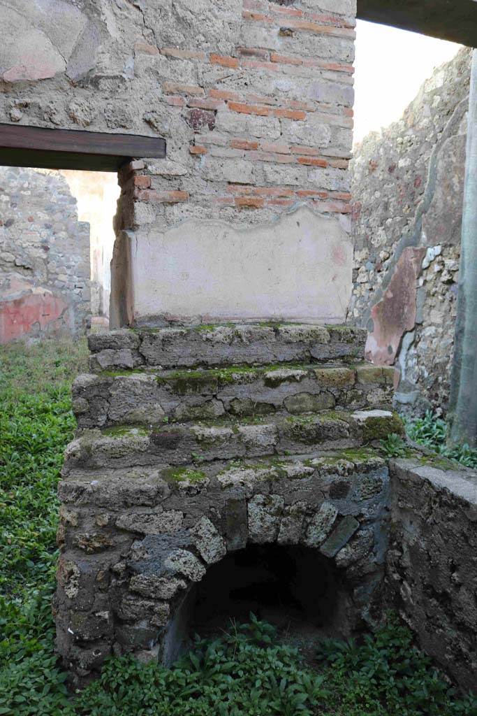 VII.15.5 Pompeii. December 2018.
Looking north towards display shelving at end of counter, with recess below.
Photo courtesy of Aude Durand.