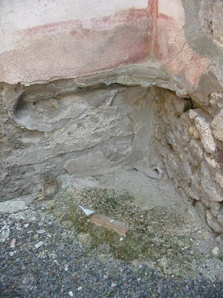 VII.15.5 Pompeii. May 2003. Detail from corner of caupona and south wall, on left.
Photo courtesy of Nicolas Monteix.