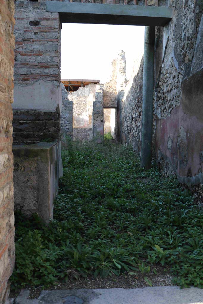 VII.15.5 Pompeii. December 2018.
Looking north across small atrium or yard towards rear rooms. Photo courtesy of Aude Durand.