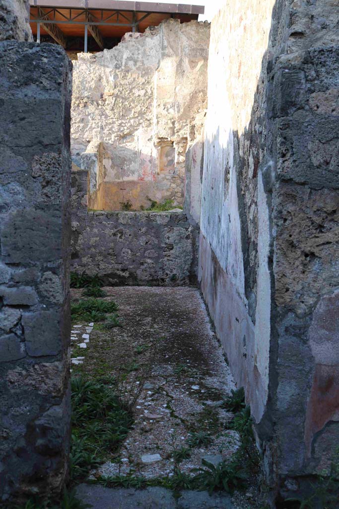VII.15.5 Pompeii. December 2018.
Doorway to triclinium with large window overlooking garden, looking north. Photo courtesy of Aude Durand.