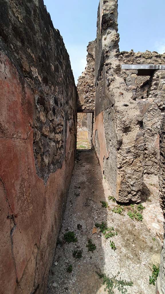 VII.15.5 Pompeii. August 2021.
Looking north along small corridor leading to garden area.
Foto Annette Haug, ERC Grant 681269 DÉCOR.