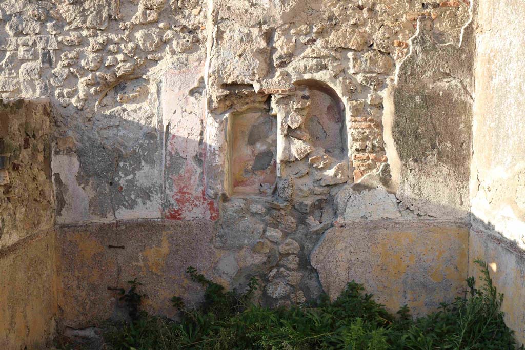 VII.15.5 Pompeii. December 2018.
Looking towards north wall of small garden with niche and site of cylindrical altar and lararium painting. Photo courtesy of Aude Durand.