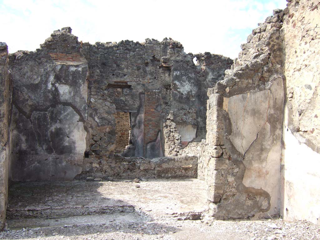 VII.15.8 Pompeii. September 2005. Looking west across tablinum, with window to oecus.
The oecus also had a window overlooking the garden area, at the rear.