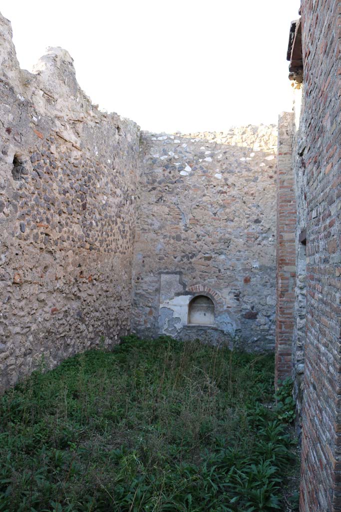 VII.15.8 Pompeii. December 2018.
Looking towards niche in north wall of garden area. Photo courtesy of Aude Durand.