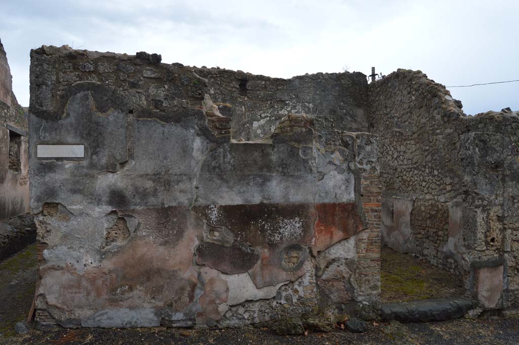 VII.15.12 Pompeii. March 2018. Exterior wall on east side of entrance doorway, with Vicolo del Gallo, on left.
Foto Taylor Lauritsen, ERC Grant 681269 DÉCOR.