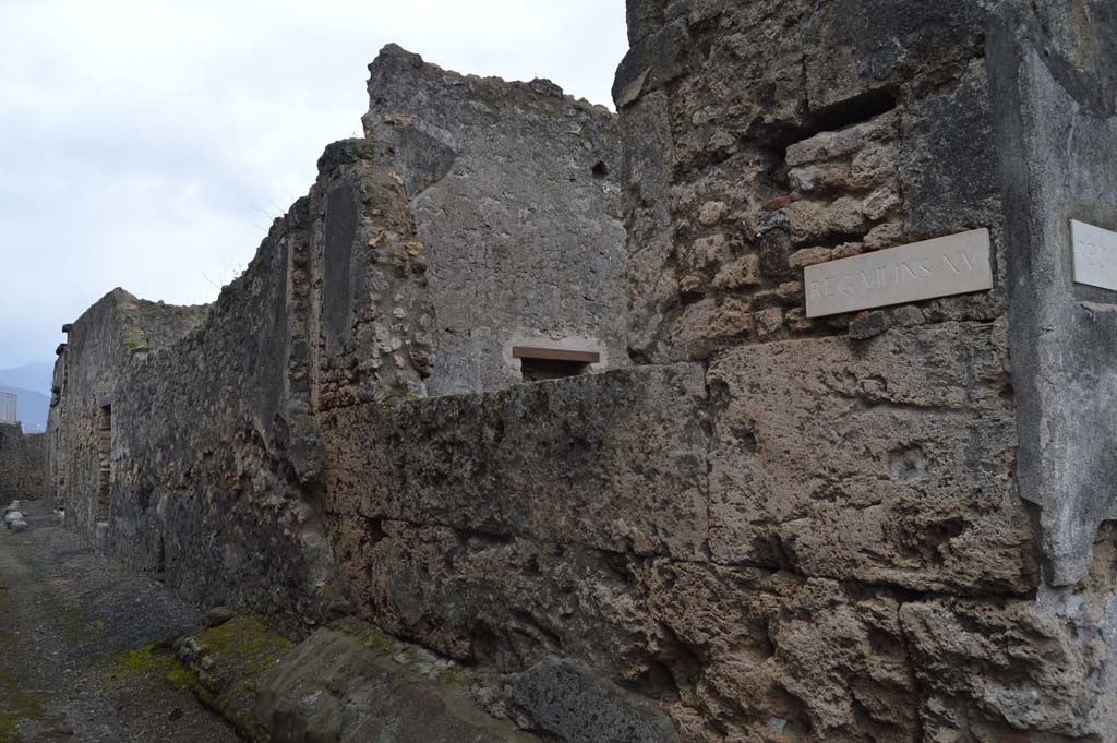 VII.15.12 Pompeii. March 2018.
Exterior wall in Vicolo del Gallo, looking into vestibule through large window. Looking south-west.
Foto Taylor Lauritsen, ERC Grant 681269 DÉCOR.