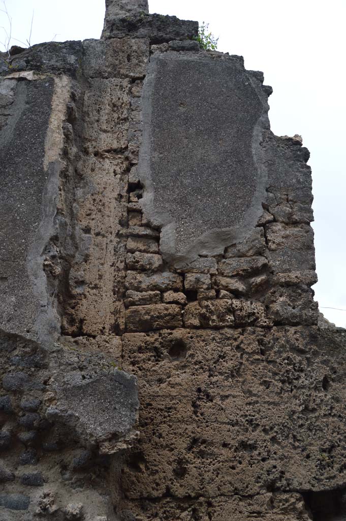 VII.15.12 Pompeii. March 2018.
Detail of remaining stucco on exterior wall on south side of window in Vicolo del Gallo.
Foto Taylor Lauritsen, ERC Grant 681269 DÉCOR.