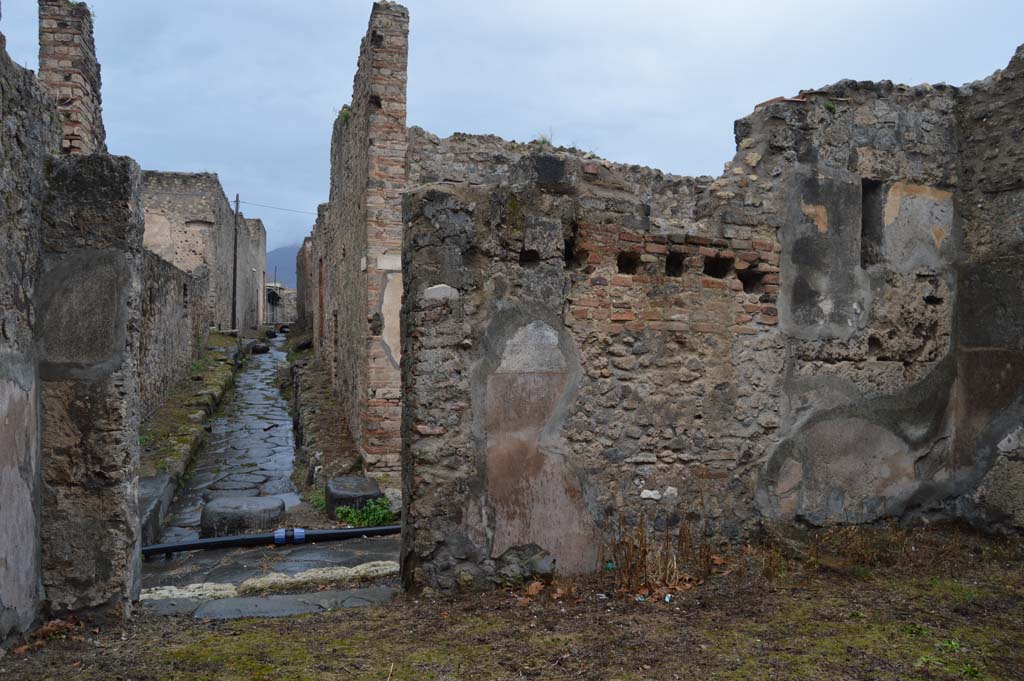 VII.15.12 Pompeii. March 2018.
Looking north across entrance vestibule, towards doorway to Vicolo dei Soprastanti, and across to Vicolo dei Farmacista.
Foto Taylor Lauritsen, ERC Grant 681269 DÉCOR.