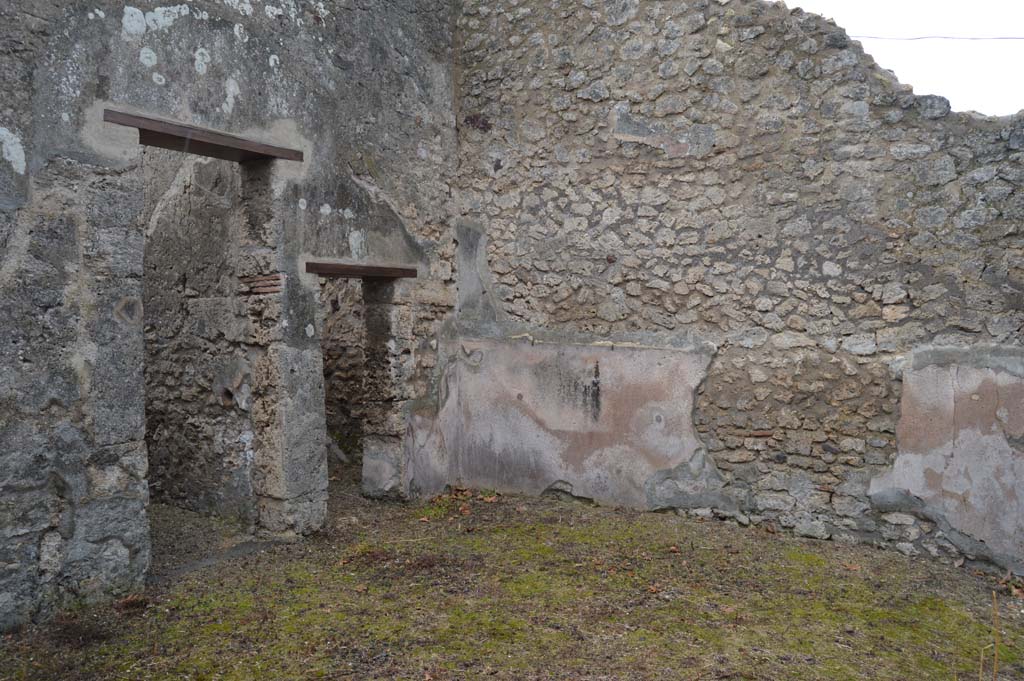 VII.15.12 Pompeii. March 2018. Looking west across entrance vestibule with doorway to corridor, on left, and doorway to cubiculum.
Foto Taylor Lauritsen, ERC Grant 681269 DÉCOR.