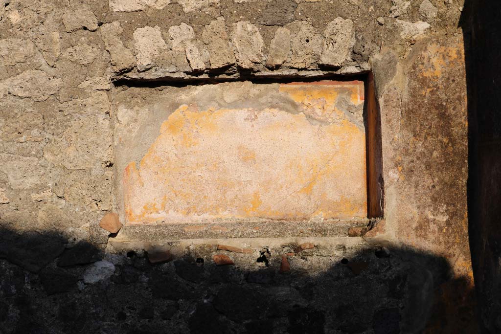 VII.15.12 Pompeii. December 2018.
Shallow rectangular niche in east wall of atrium, as described by Boyce, above, or triclinium. Photo courtesy of Aude Durand.