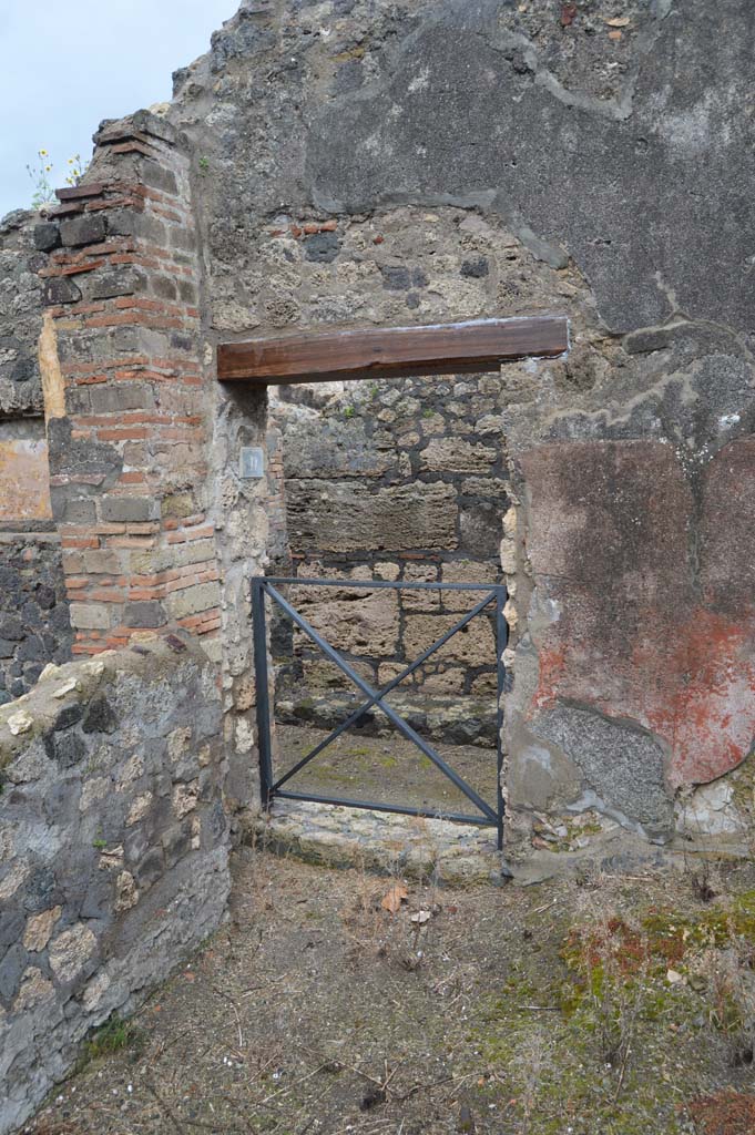 VII.15.12/11 Pompeii. March 2018. Rear side entrance doorway at VII.15.11 to Vicolo del Gallo.
Foto Taylor Lauritsen, ERC Grant 681269 DÉCOR.
