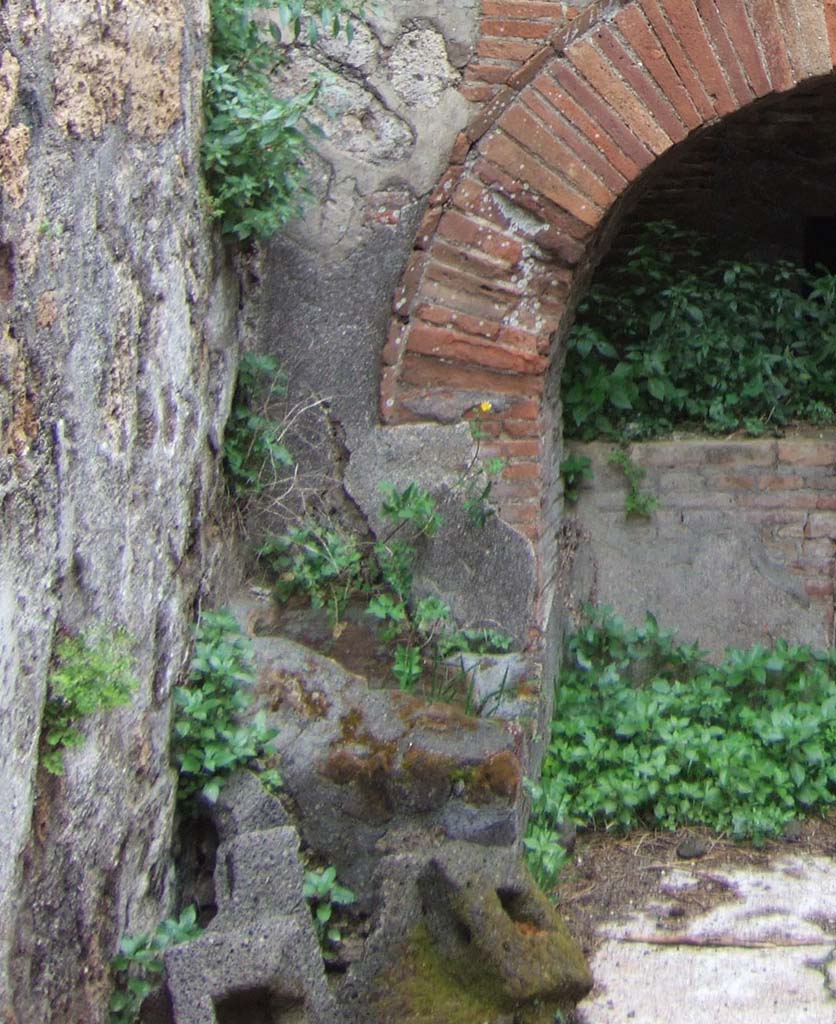 VII.15.16 Pompeii. May 2006. Oven courtyard (µ).
According to Franklin, fragments of a single catillus from a large donkey mill and of a second disc like hand mill still lie in the courtyard.
See Franklin, J.L. (Jnr) 1990. Pompeii, the Casa del Marinaio and its history. SAP, monograph 3. Roma; L’ERMA di Bretschneider, p. 36.
According to Mau in BdI 1874, p. 155, he only observed a mill.