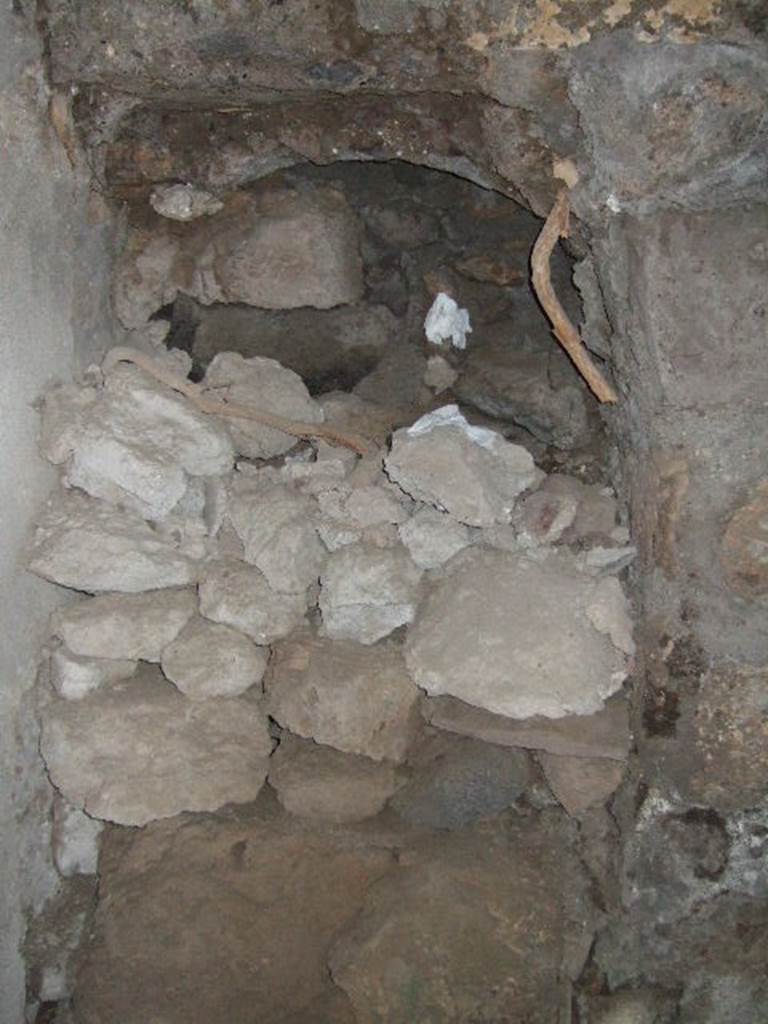 VII.15.16 Pompeii. May 2006. Room N, small space at south end of west wall.
According to Franklin –
“the rooms of the horrea (granary) are most likely to have been given over to the storage of grain both packed into bags and stored loose in the dolia once in the exedral areas off the main corridor.”
See Franklin, J.L. (Jnr) 1990. Pompeii, the Casa del Marinaio and its history. SAP, monograph 3. Roma; L’Erma di Bretschneider, (p.38).