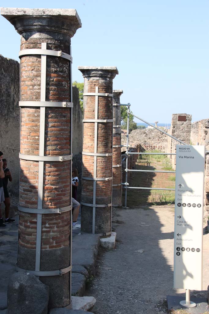 VII.16.1 Pompeii. September 2021.
Looking west along the remains of the large portico. Photo courtesy of Klaus Heese.