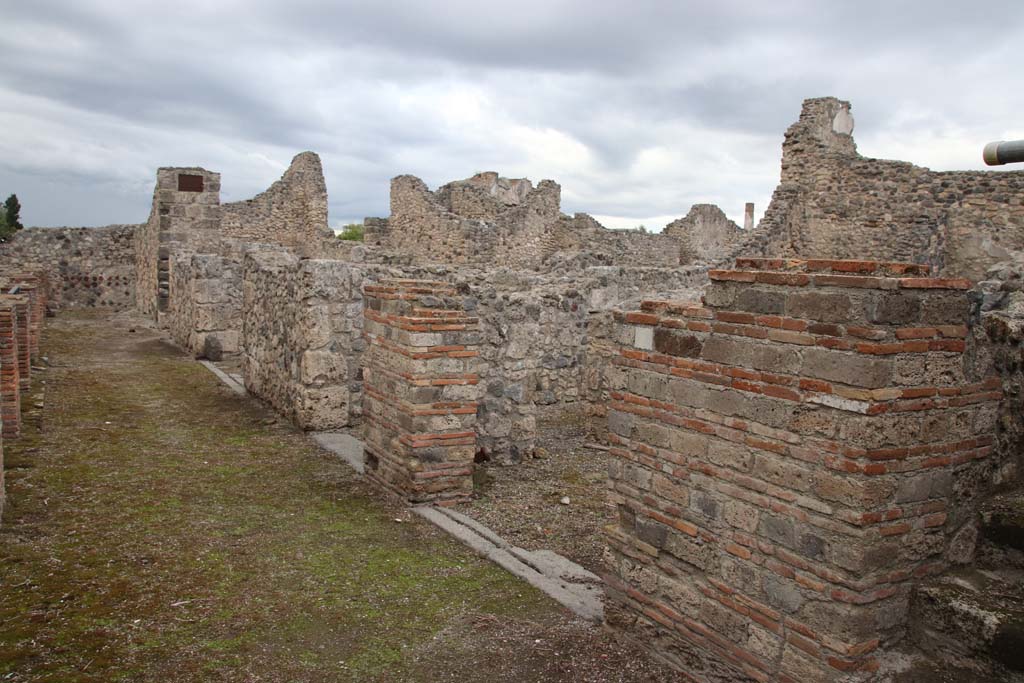 VII.16.1-4 Pompeii. October 2020. Looking west along portico with entrance doorway VII.16.1,on left, and VII.16.5, on right.
Photo courtesy of Klaus Heese.