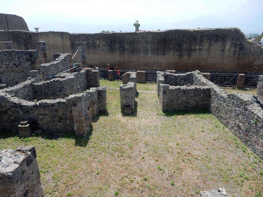 VII.16.4, Pompeii, on left. June 2019. Looking south across the atrium towards entrance doorway, on left.
The entrance doorway to VII.16.3 is on the right. Photo courtesy of Buzz Ferebee.
According to Fiorelli,
“La bottega ha la nicchia dei Penati, una finestra nel fondo rispondente nell’atrio indicato, ed una porta che introduceva nel menzionato cubicolo.”
See Pappalardo, U., 2001. La Descrizione di Pompei per Giuseppe Fiorelli (1875). Napoli: Massa Editore. (p.161)
(translation: The shop has the niche of the Penates, a window at the rear corresponding in the indicated atrium, and a doorway that leads into the mentioned cubiculum.”)