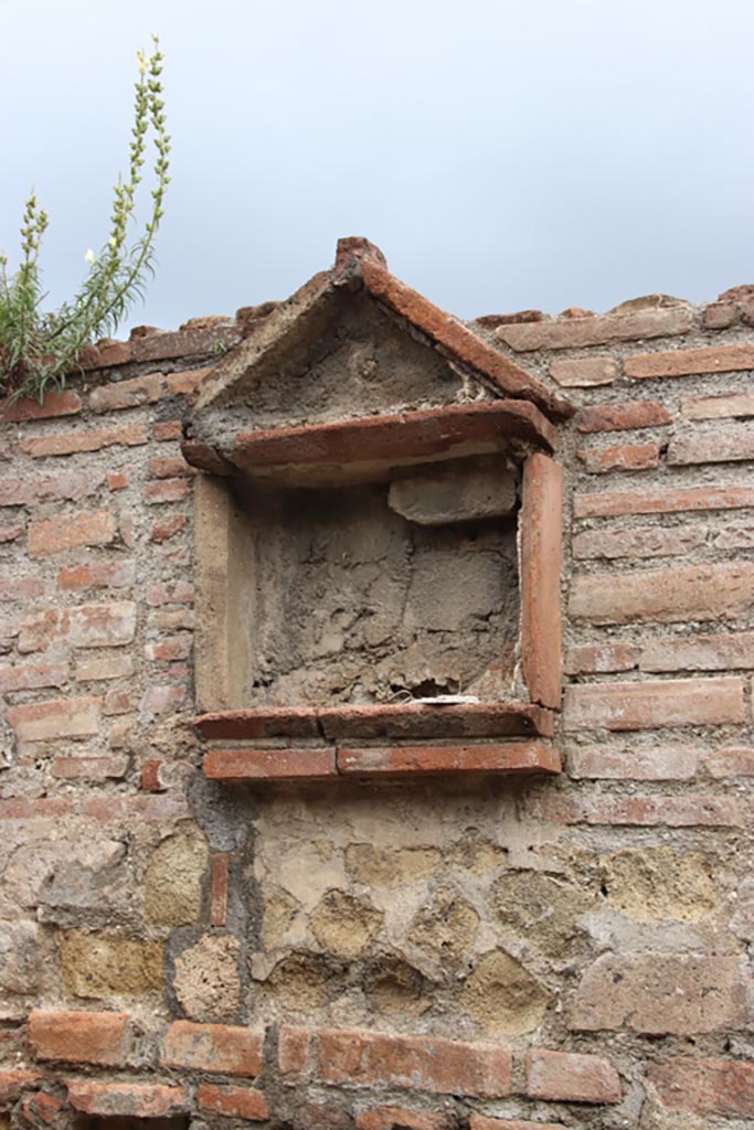VII.16.6 Pompeii. May 2024.
Niche on exterior wall between both entrances, VII.16.6 and 7. Photo courtesy of Klaus Heese.