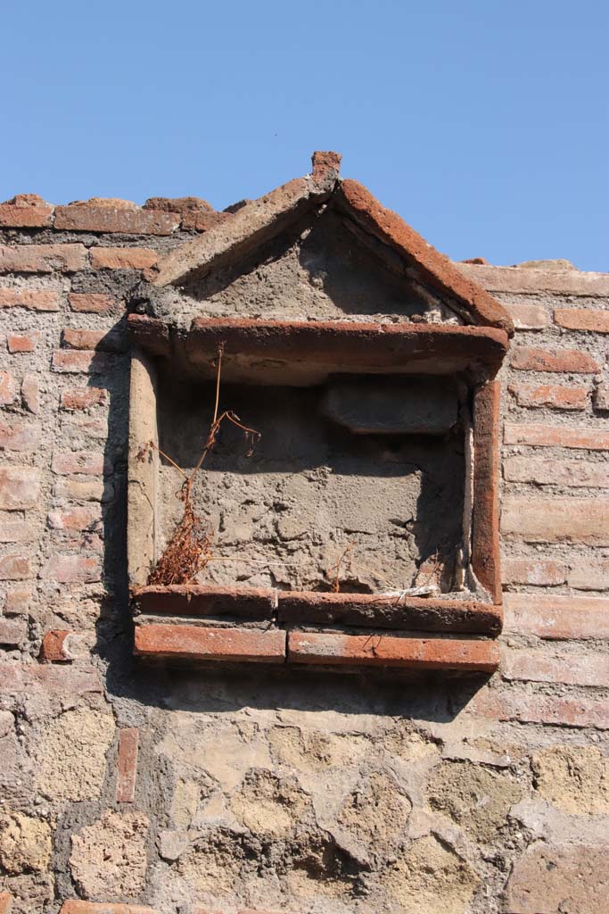 VII.16.6 Pompeii. September 2021.
Niche on exterior walls between both entrances, VII.16.6 and 7. Photo courtesy of Klaus Heese.