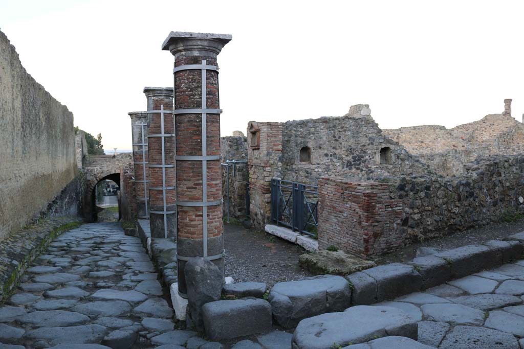 VII.16.7 Pompeii, on right. December 2018.
Looking west on Via Marina, on left, with junction to Vicolo del Gigante (or Vicolo dei Soprastanti), on right. Photo courtesy of Aude Durand.