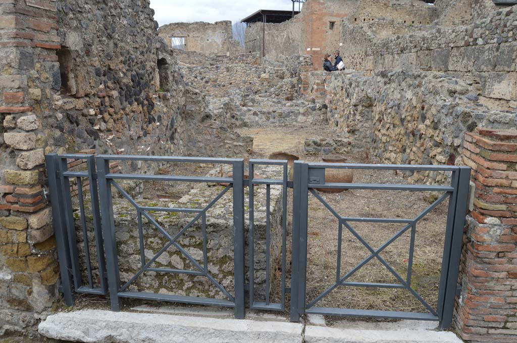 VII.16.7 Pompeii. March 2018. Looking north from entrance doorway into bar-room.
Foto Taylor Lauritsen, ERC Grant 681269 DÉCOR.