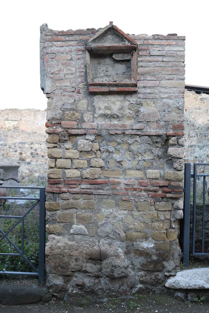VII.16.7 Pompeii on right, and VII.16.6, on left. December 2018.
Looking north to pilaster between entrances. Photo courtesy of Aude Durand.