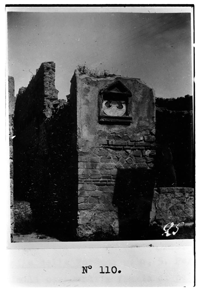 VII.16.7 Pompeii. W.1594. Marble pelta, in situ. This was bombed in 1943 and destroyed.
Photo by Tatiana Warscher. Photo © Deutsches Archäologisches Institut, Abteilung Rom, Arkiv.
According to Fiorelli -
“Questa bottega tiene sul pilastro che la precede un’edicola di fabbrica, ed in essa una pelta marmorea, con rilievo di due maschere tragiche e due faci, gia servita a decorare l’intercolunnio del portico di qualche ricca abitazione, e poi posta qui come segno averrunco contro il fascino”.
(translation: This shop had a masonry aedicula on the pilaster that preceded it, and in it was a marble pelta with the relief showing two tragic masks and two faces, formerly used to decorate the intercolumniation of the portico of some rich house, and then placed here as a sign against the evil-eye.
Vedi/See Pappalardo, U., 2001. La Descrizione di Pompei per Giuseppe Fiorelli (1875). Napoli: Massa Editore. (p.161)