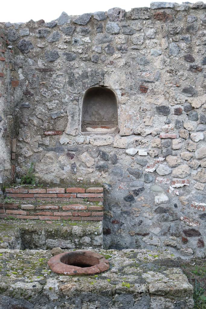 VII.16.7, Pompeii. December 2018.
Looking towards west wall at south end, with niche. Photo courtesy of Aude Durand.
