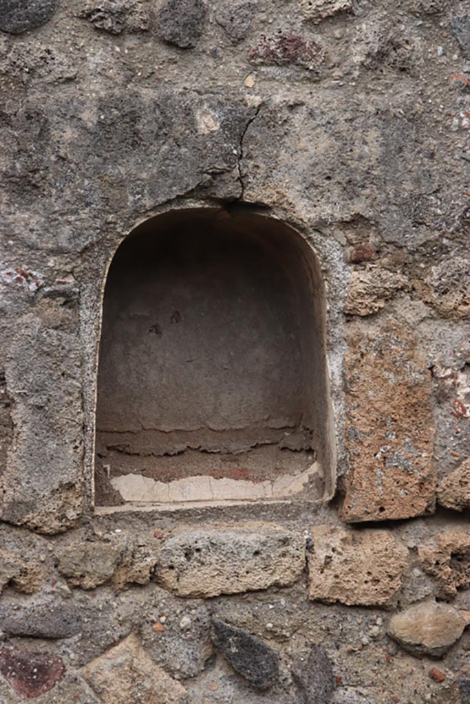 VII.16.7 Pompeii. May 2024.
Detail of niche at south end of west wall. Photo courtesy of Klaus Heese.