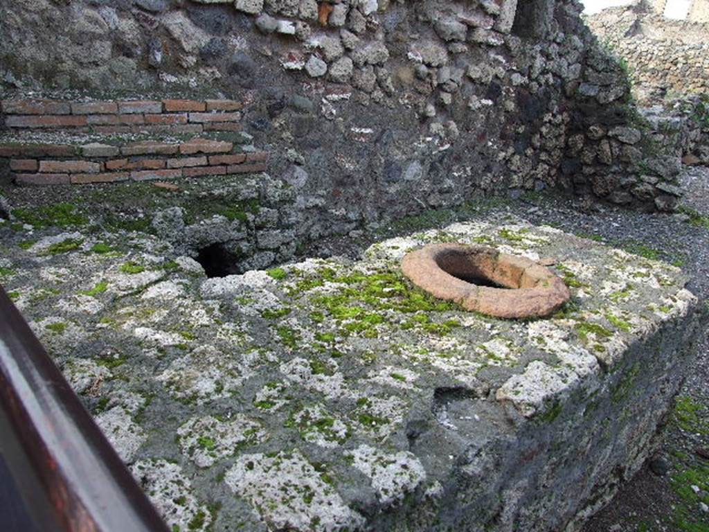 VII.16.7 Pompeii. December 2006. Counter with urn. According to Fiorelli, the counter originally held two urns. See Pappalardo, U., 2001. La Descrizione di Pompei per Giuseppe Fiorelli (1875). Napoli: Massa Editore. (p.161)