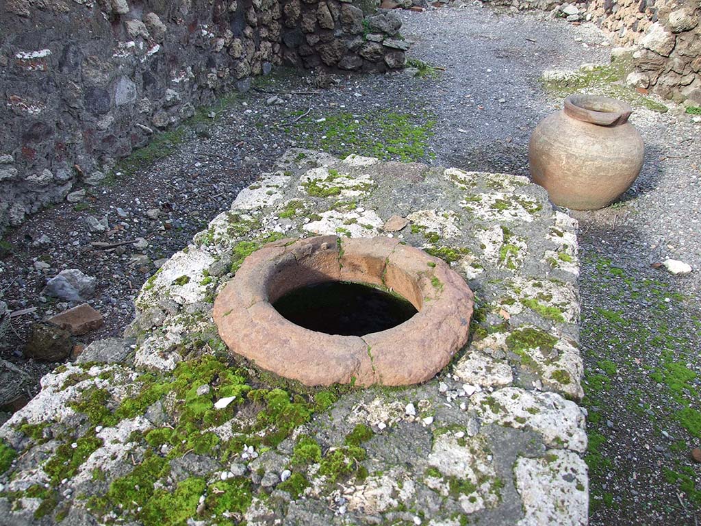 VII.16.7 Pompeii. December 2006. Counter and urn, looking north.