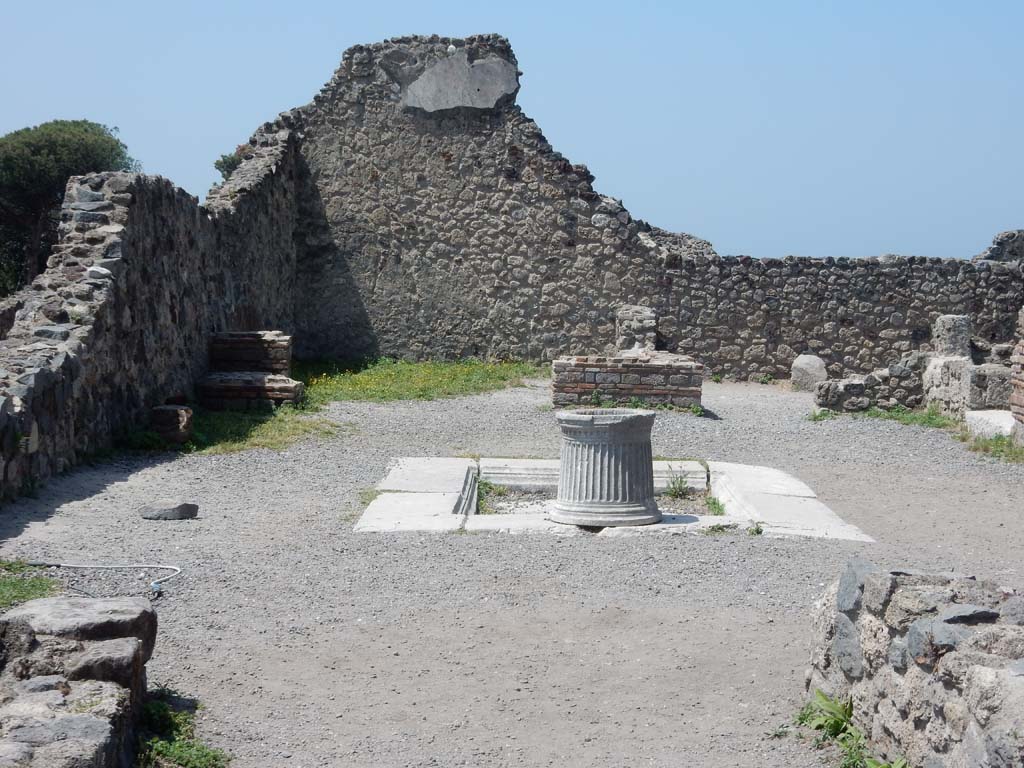 VII.16.10 Pompeii. June 2019. Looking west across atrium from entrance doorway.
Photo courtesy of Buzz Ferebee.