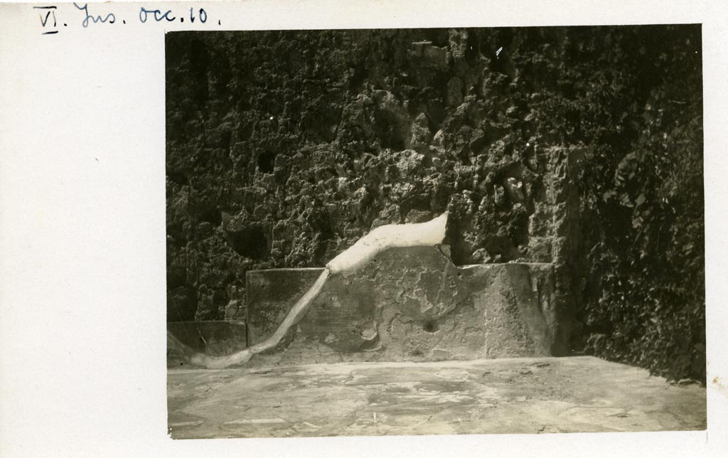 VII. Ins. Occ. 10 Pompeii, but shown as VI. Ins. Occ, on photo. Pre-1937-39.
Looking towards wall with “tegulae mammatae” on rear of remaining plaster.
Photo courtesy of American Academy in Rome, Photographic Archive. Warsher collection no. 1276.