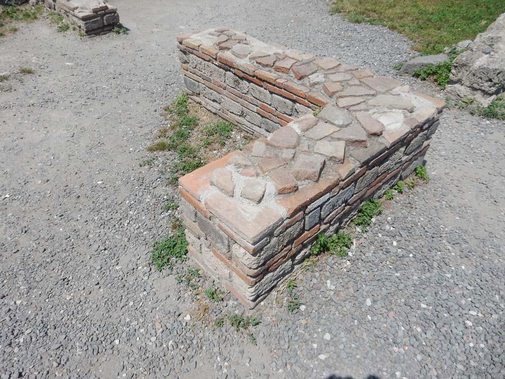 VII.16.10 Pompeii. June 2019. Structure between tablinum and oecus, possibly remains of wall.
Photo courtesy of Buzz Ferebee.