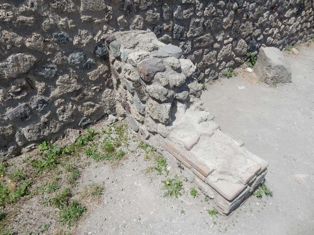 VII.16.10 Pompeii. June 2019. Structure against west wall between tablinum, on left, and oecus, on right..
Photo courtesy of Buzz Ferebee.