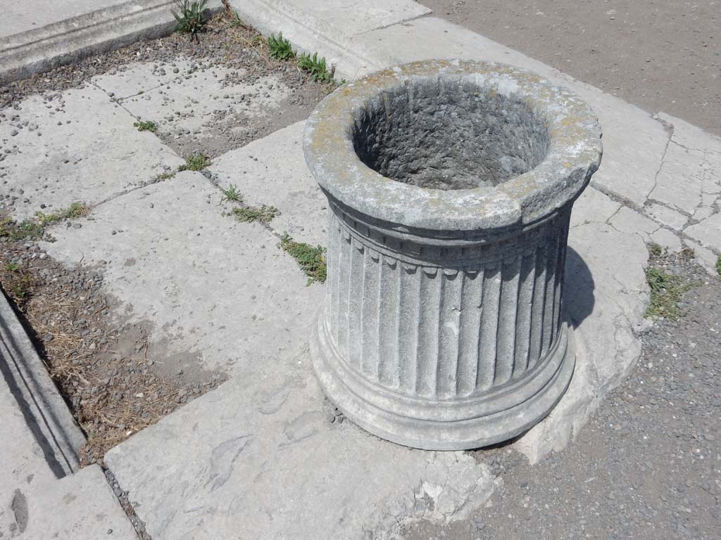VII.16.10 Pompeii. June 2019. Puteal near impluvium. Photo courtesy of Buzz Ferebee.