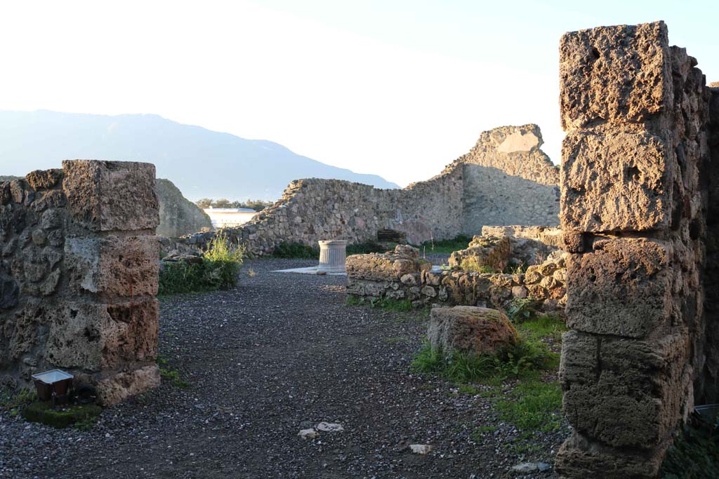 VII.16.11, Pompeii. December 2018.
Looking south-west through entrance doorway, across shop to atrium of VII.16.10. Photo courtesy of Aude Durand.