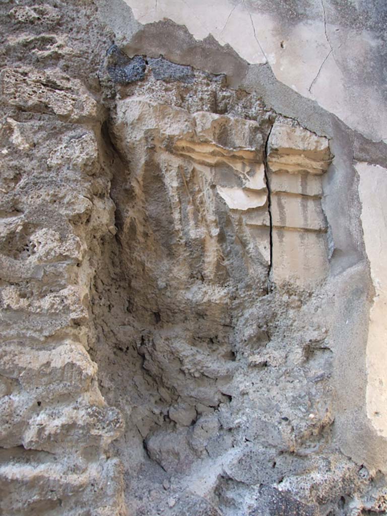 VII.16.13 Pompeii. December 2007. Layers of plaster in room 16 on south side of entrance.