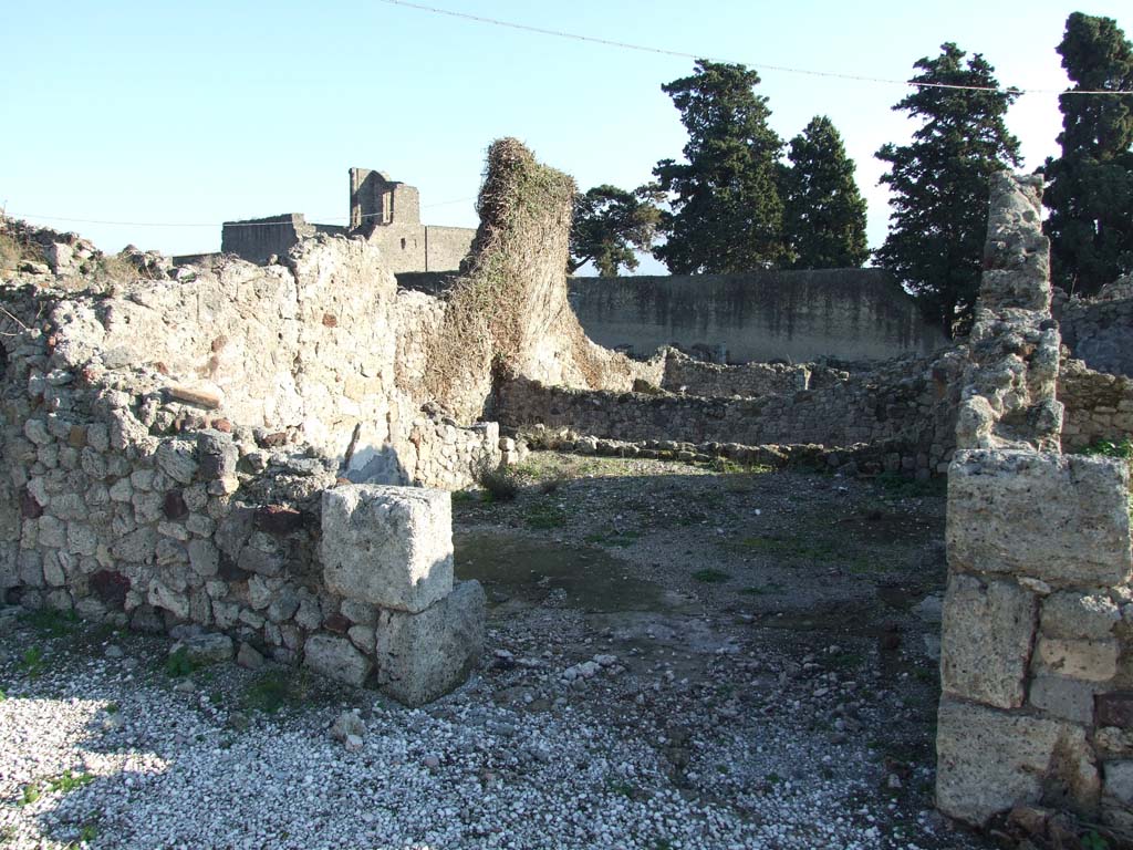 VII.16.13 Pompeii. December 2007. Doorway to room 20 on south side of peristyle.