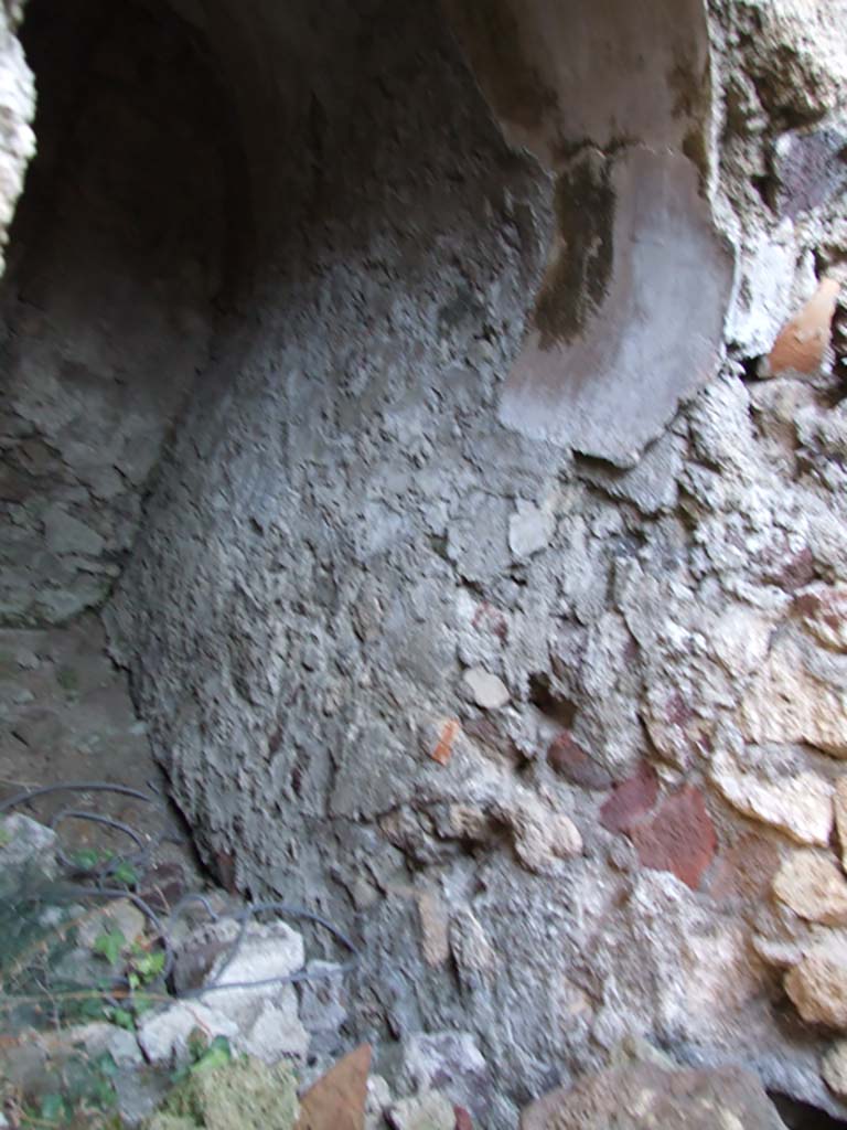 VII.16.13 Pompeii. December 2007. Room 29, detail of arched recess in south wall.