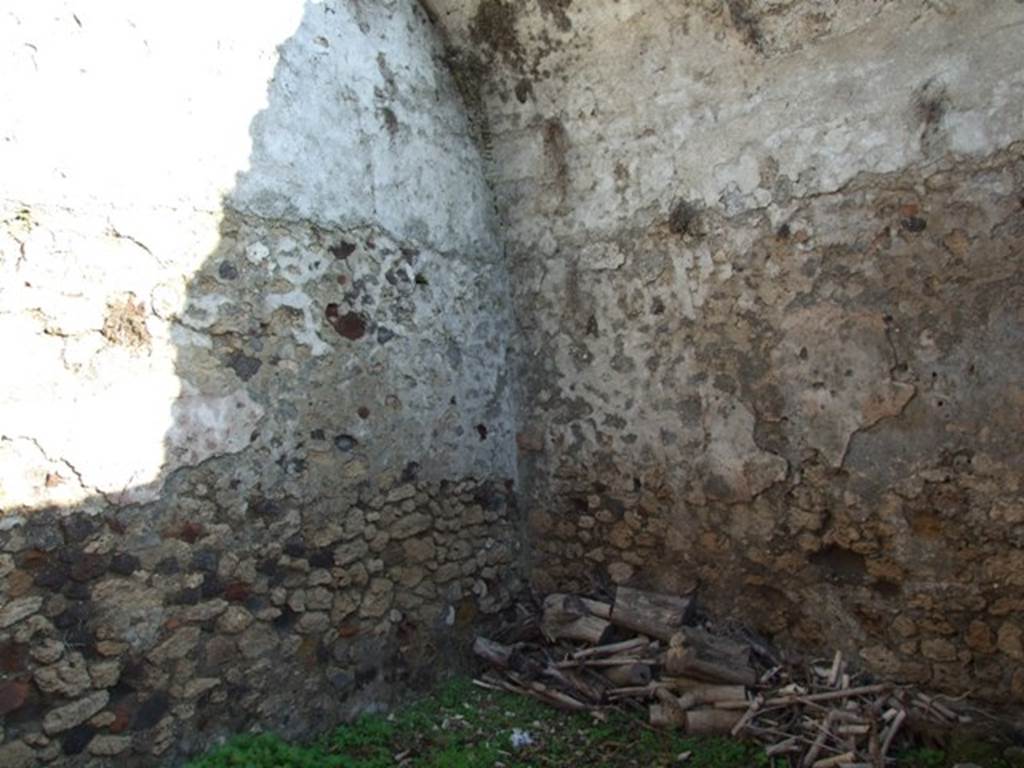 VII.16.13 Pompeii. December 2007. South east corner of rooms 22 and 23 on lower level.