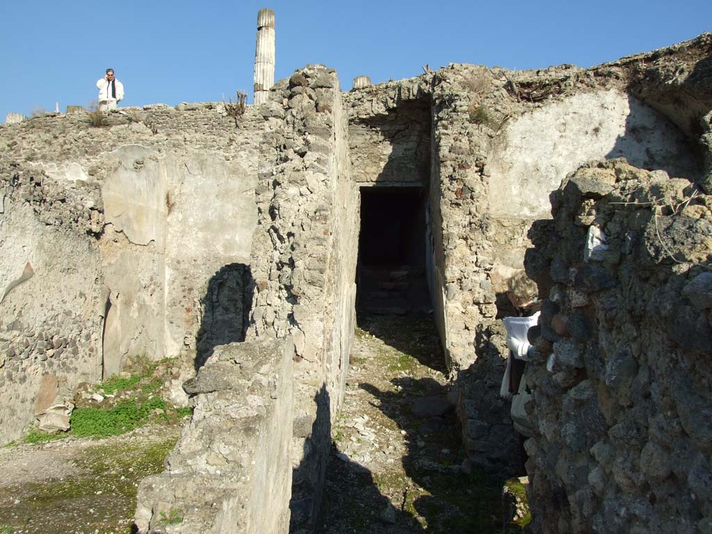 VII.16.13 Pompeii. December 2007. Corridor 40, looking east to upper level.