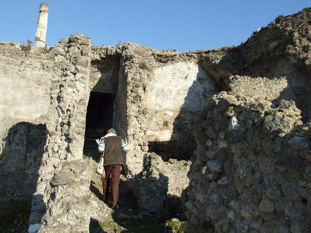 VII.16.13 Pompeii. December 2007. Corridor 40, looking east to upper level. Room 30 is on the left. Rooms 50, 22 and 23 are on the right.