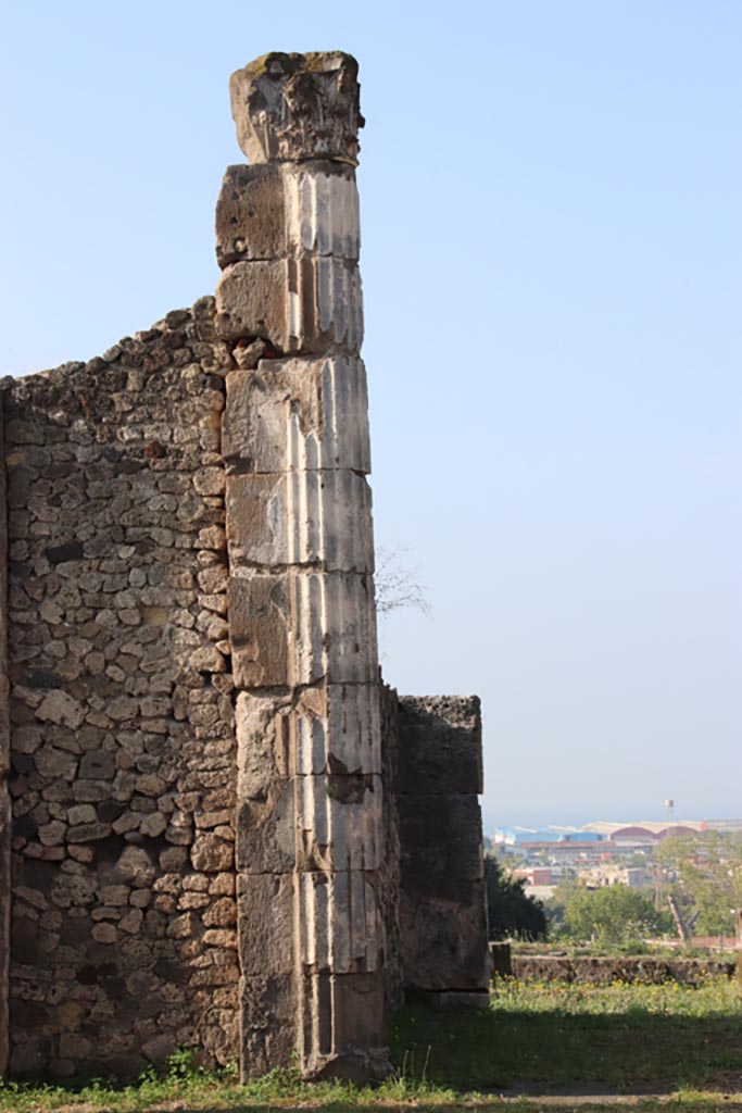 VII.16.13 Pompeii. October 2023. 
South-west corner of atrium 2, with column with capital from east end of south wall of tablinum 9. 
Photo courtesy of Klaus Heese.
