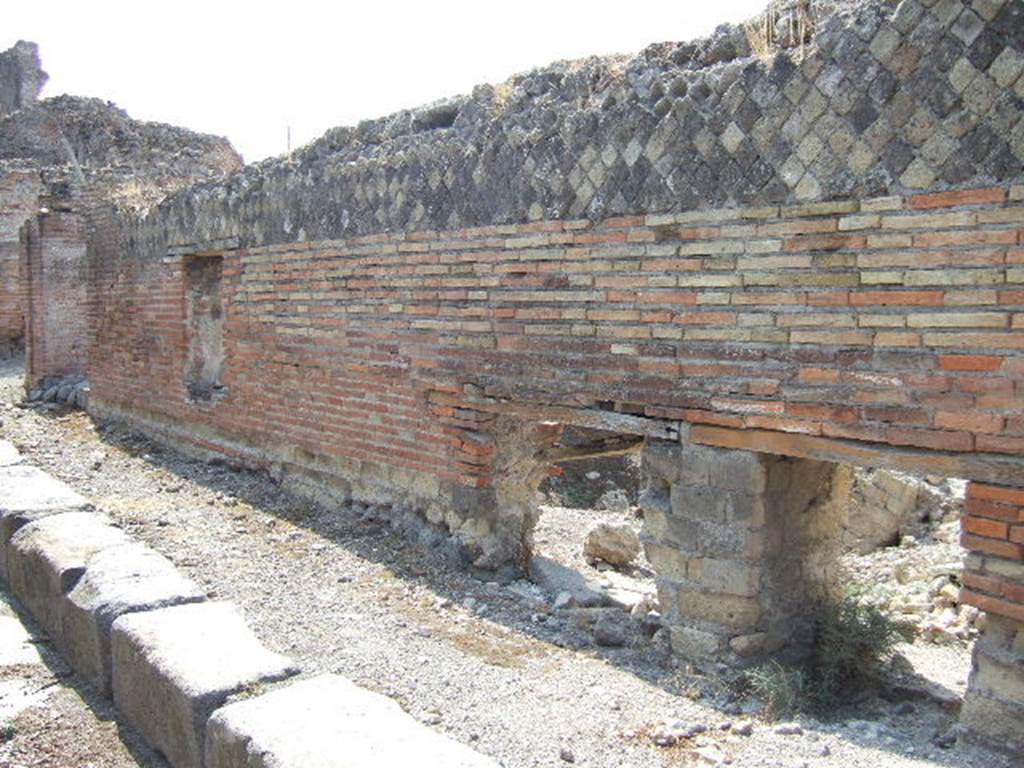 Front wall of VII.16.16 in Vicolo del Gigante. September 2004.

