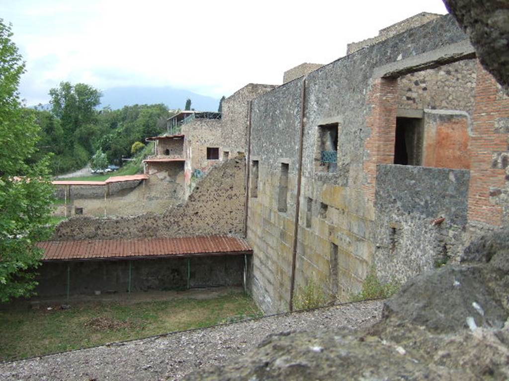 View through hole in wall of VII.16 on Vicolo dei Soprastanti. May 2006. Looking north to rear of complex of M Fabius Rufus, Pompeii.
The part containing the House of Maius Castricius is on the right.
The large square window, on the right, is from the courtyard garden (see VII.16.22).