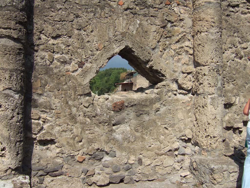 Hole in wall of VII.16 on Vicolo dei Soprastanti. September 2005. Looking north to rear of House of M. Fabius Rufus, Pompeii.