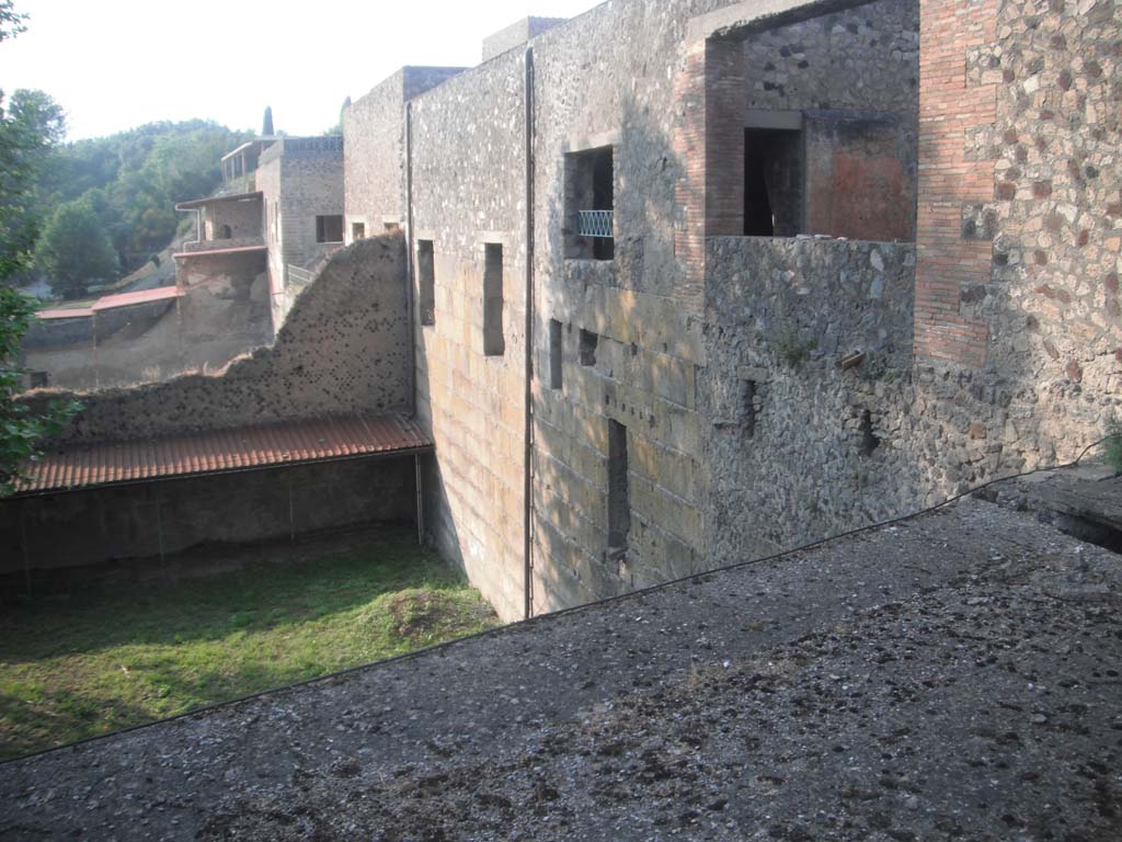 VII.16.17 Pompeii. May 2011.
Looking north through “hole in wall” towards rear of house of M. Fabius Rufus. Photo courtesy of Ivo van der Graaff.